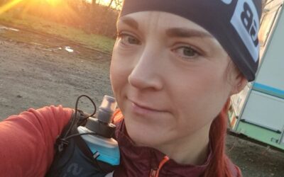 Y rhedwr profiadol Sanna Duthie yn ymgymryd â her codi arian i geisio torri’r record am gwblhau Llwybr Arfordir Penfro