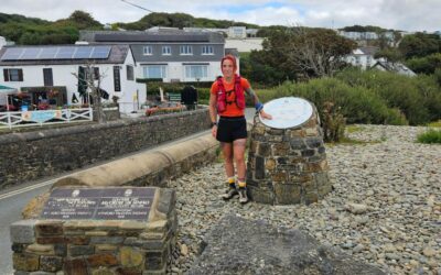 Sanna Duthie yn torri record am redeg ar hyd yr arfordir – gwyliwch ar-lein